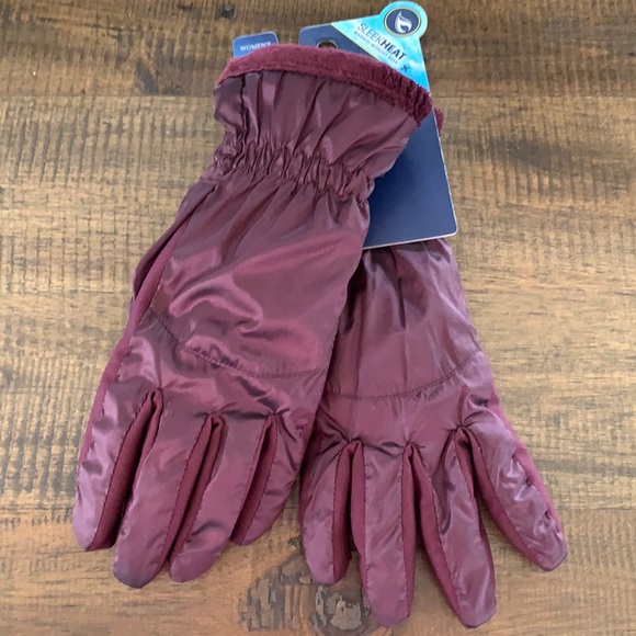 New Isotoner Women's Sleek Heat Gloves Touchscreen SmartDri Plum Purple - Picture 2 of 5